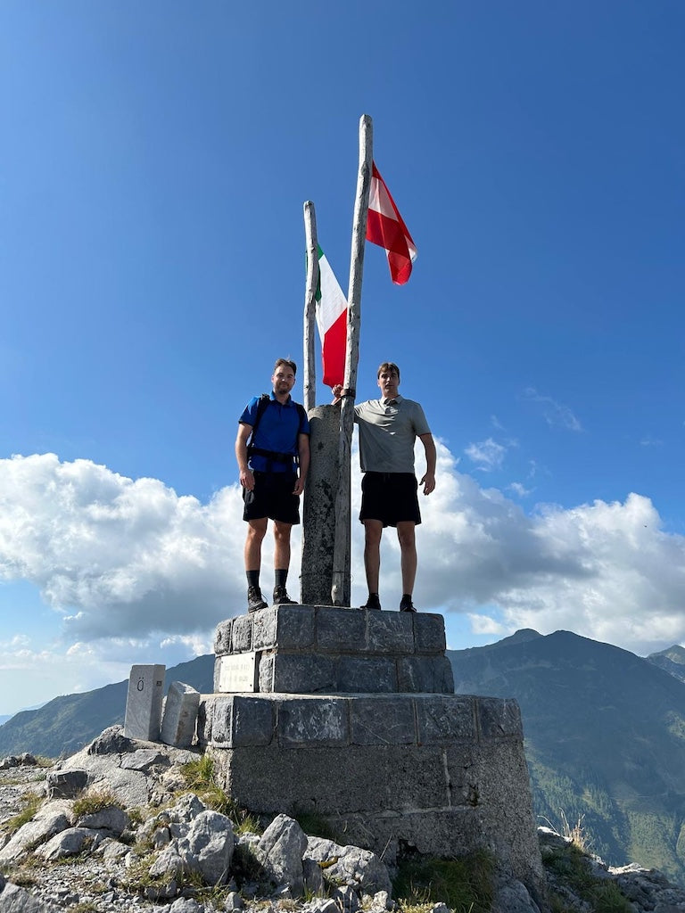 GrindTime Gründer stehen zusammen auf einer Bergspitze in Österreich