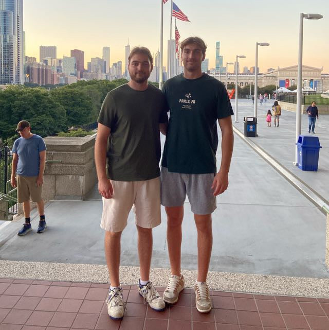 GrindTime Gründer stehen zusammen in Chicago