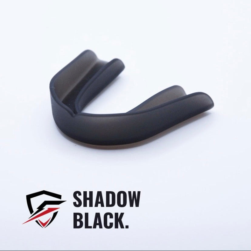 Schwarzer Mundschutz mit GrindTime Mouthguards Favicon und Schrift 'Shadow Black' darunter