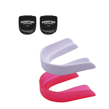 Zwei GT Performance Mundschutze Arctic White und Hot Pink, Seitenansicht mit zwei Aufbewahrungsboxen