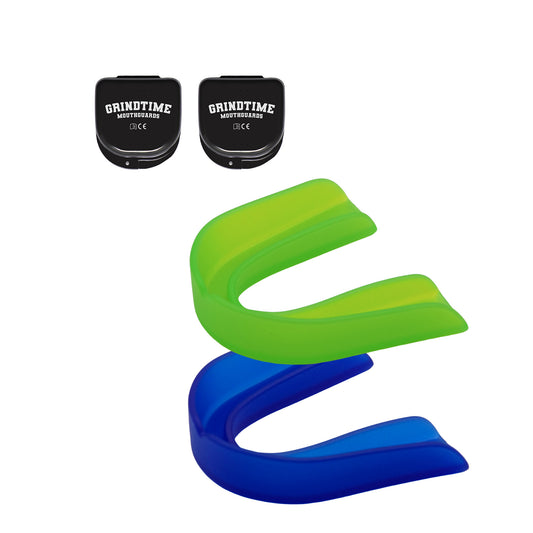 Zwei GT Performance Mundschutze Electric Blue und Lime Green, Seitenansicht mit zwei Aufbewahrungsboxen