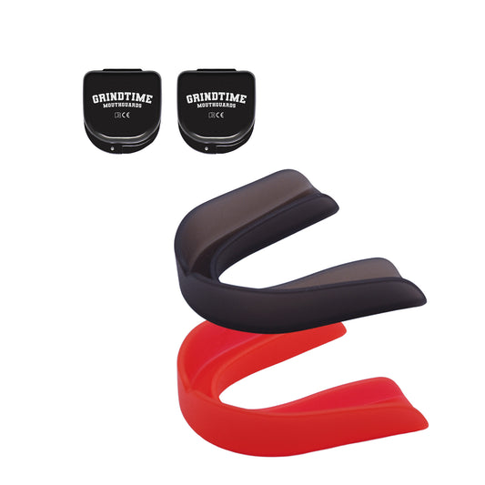 Zwei GT Performance Mundschutze Shadow Black und Vivid Red, Seitenansicht mit zwei Aufbewahrungsboxen