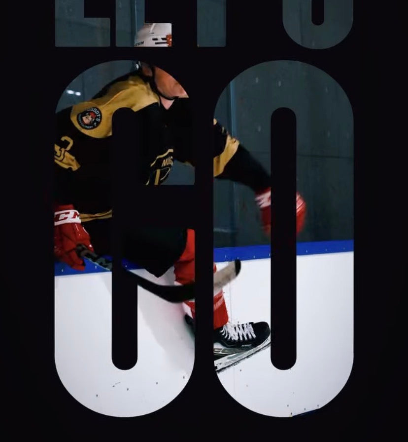 Spieler hüpft über eine Eishockeybande